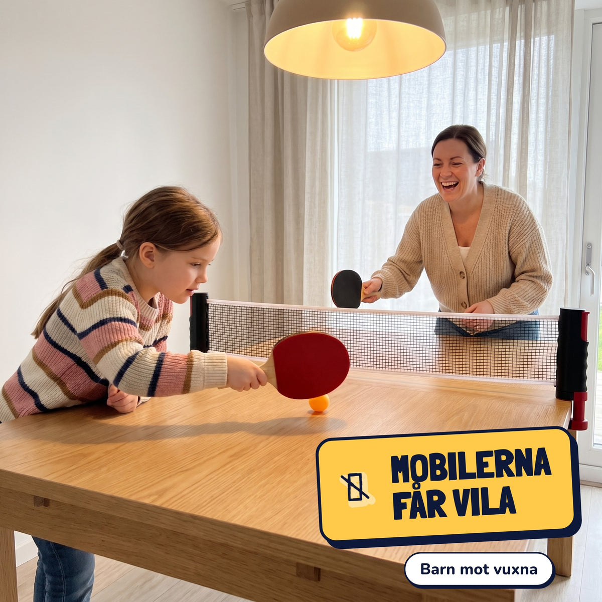 Dotter och mamma spelar pingis över nätet på bordet. Mobilerna får vila, barn mot vuxna